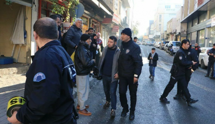 Oyuncak tabanca ile kuyumcu soymaya gitti, gerçek tabanca ile kuyumcu tarafından vuruldu