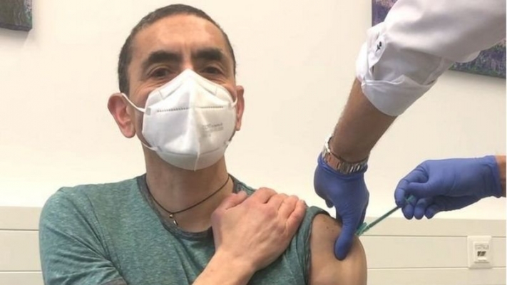 Uğur Şahin, aşı olmadığı yönündeki iddialara fotoğrafla cevap verdi