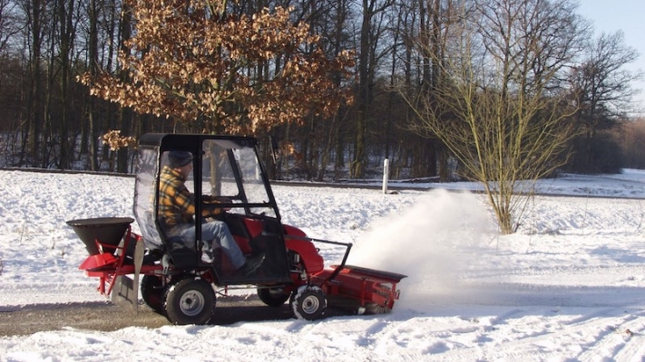Viyana’da feci kaza | Kolu kar temizleme traktörünün kum kabına sıkıştı