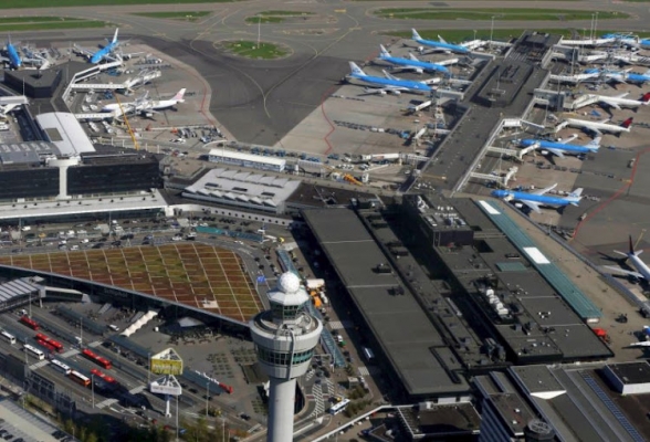 Amsterdam’a inen kargo uçağının ön iniş takımlarında bir kişi bulundu