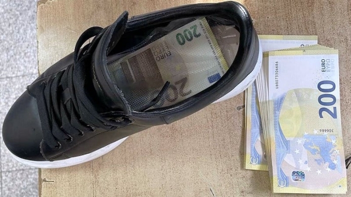 Avusturya’dan giderken ayakkabısında 96.000 Euro yakalattı