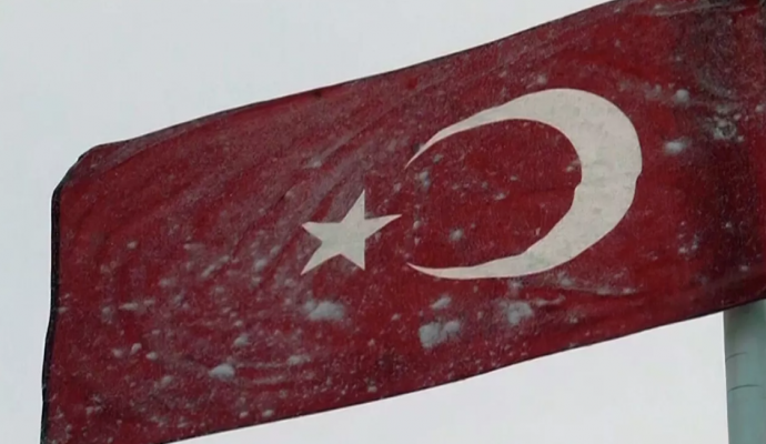 Bayrak soğuktan dondu