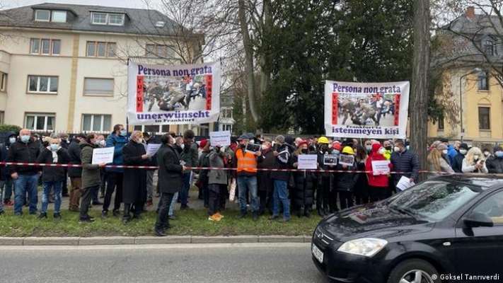 Frankfurt | “Madenci tekmeleyen ataşe istemiyoruz”
