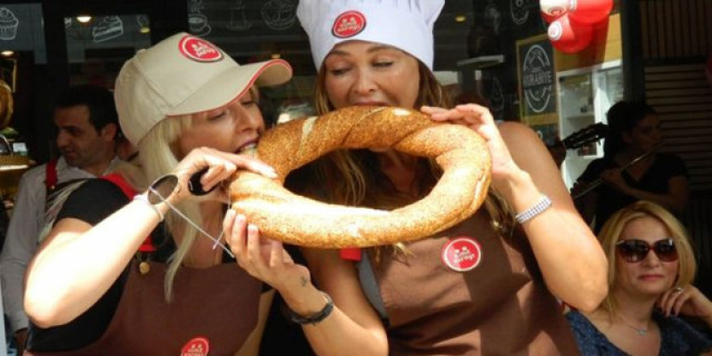 ‘Gerekirse simit yiyeceğiz’ diyen Avşar, lüks bir restoranın arka kapısından çıkarken görüntülendi