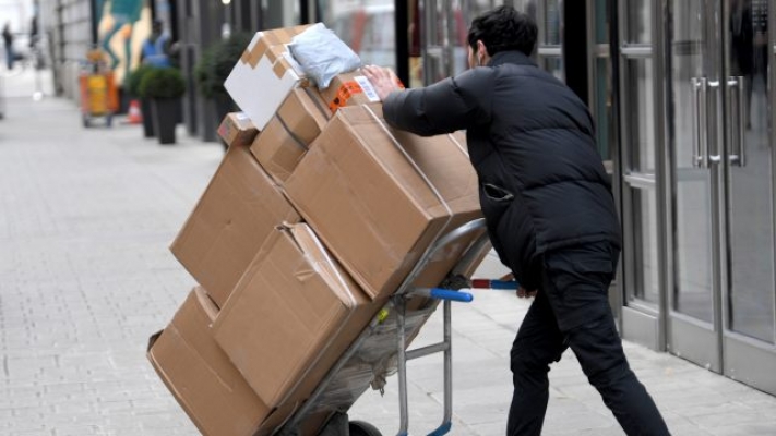 Paket teslimatçısı yüzden fazla paketin içindekilerini çaldı