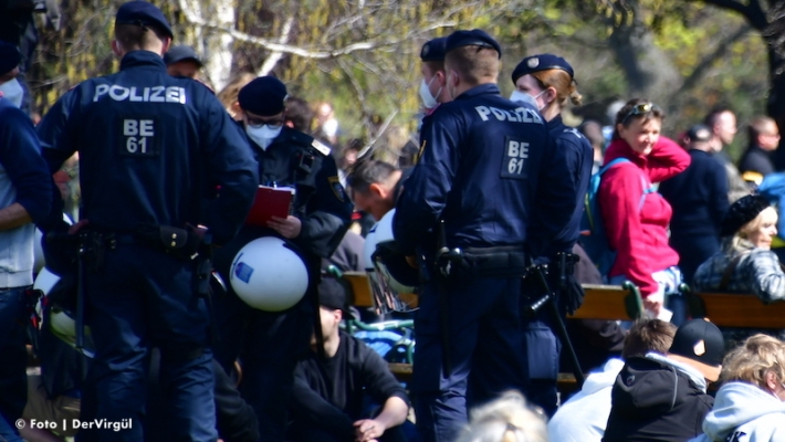 Polis zorunlu aşı kontrollerine direniyor