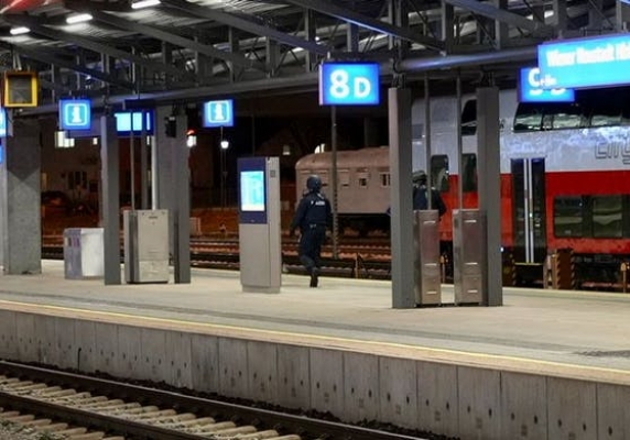 Tren istasyonundaki çete kavgasında silah ve bıçaklar çekildi