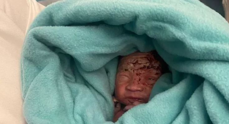 Uçağın tuvalet çöpünde yeni doğmuş bir bebek bulundu