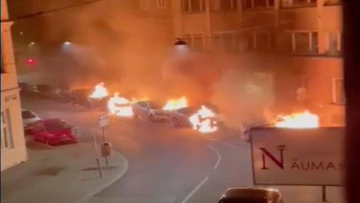 Viyana kent merkezinde polis araçlarına kundaklama saldırısı