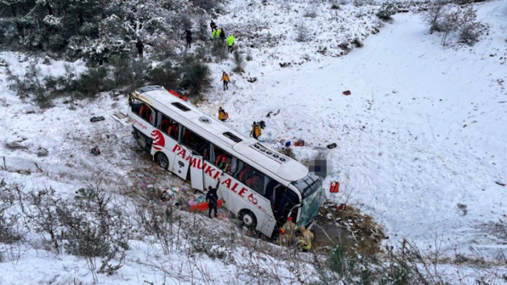 Yolcu otobüsü şarampole yuvarlandı