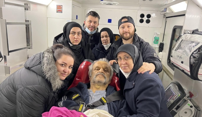 Almanya’da yeterli sağlık hizmeti alamadığını söyleyen hasta ambulans uçakla Türkiye’ye götürüldü