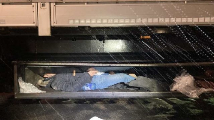 Avusturya’da Türkiye’den gelen mültecileri kamyonun yedek parça kasasında taşıyan kaçakçılar yakalandı