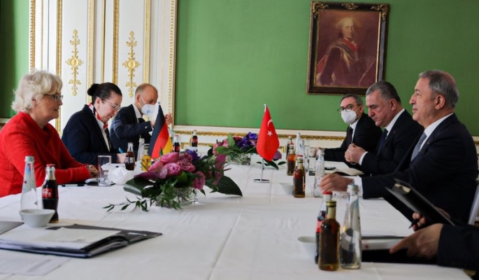 Türkiye ve Almanya savunma bakanları bir araya geldi