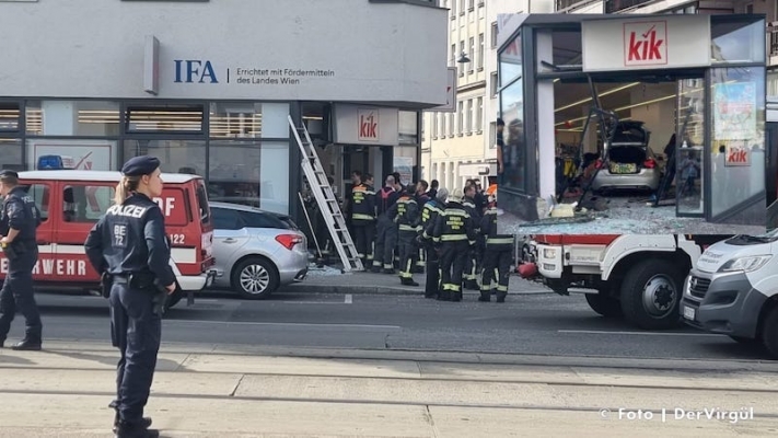 Araç alışveriş mağazasına girdi