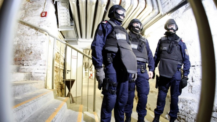 Eşini bıçakla tehdit eden kadına polis operasyonu