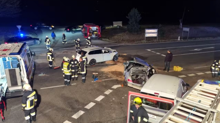 Unfall in NÖ: Zwei Tote und sieben Verletzte