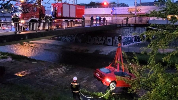 Auto durchbricht Geländer und stürzt in den Wienfluss