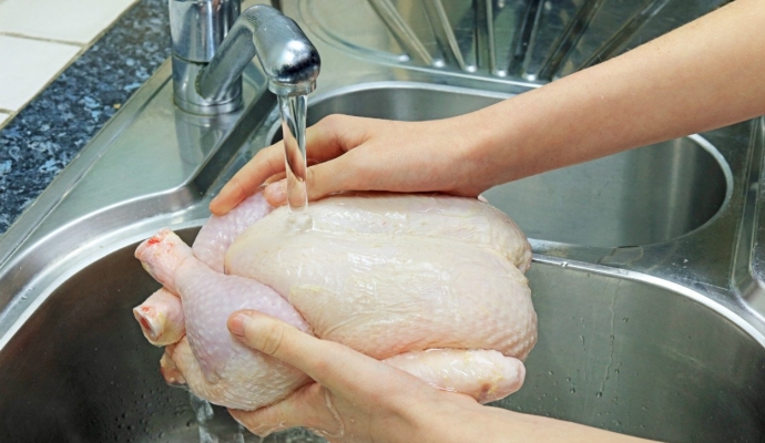 Tavuğu pişirmeden önce neden yıkamamalı?