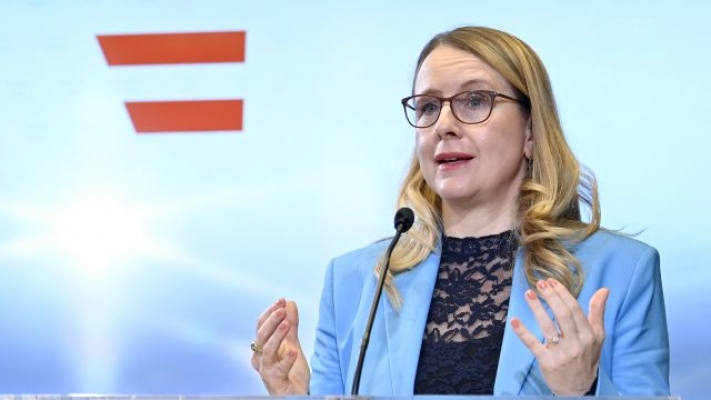 Wirtschaftsministerin Schramböck tritt ebenfalls zurück