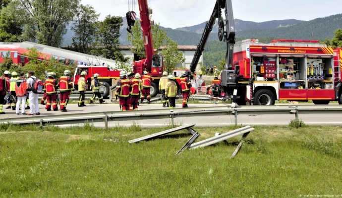 Almanya’da tren kazası: En az dört kişi yaşamını yitirdi