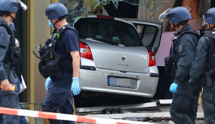 Berlin’de kalabalığa dalan araçtan Türkiye ile ilgili siyasi mesajlar içeren afişler çıktı