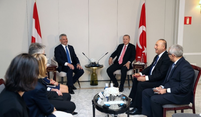 Erdoğan ile Nehammer Madrid’deki NATO zirvesinde görüştü