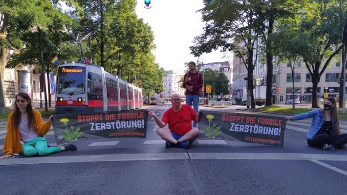 İklim aktivistleri Viyana Üniversitesi önünde bulvarı trafiğe kapattı