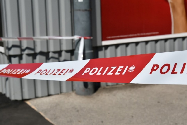Mann von Unbekanntem in Park angeschossen