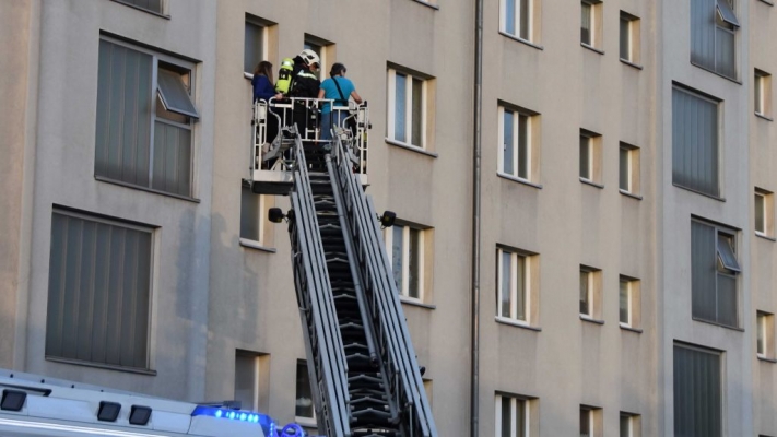 Zimmerbrand verletzt zehn Menschen