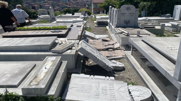 36 Musevi mezarı saldırıya uğradı