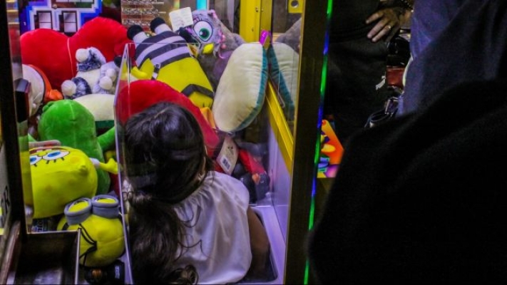 Çocuk hediye makinesine sıkıştı