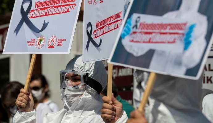 Türkei verbietet Medienberichterstattung über die Ermordung eines Arztes, während die Ärzte streiken