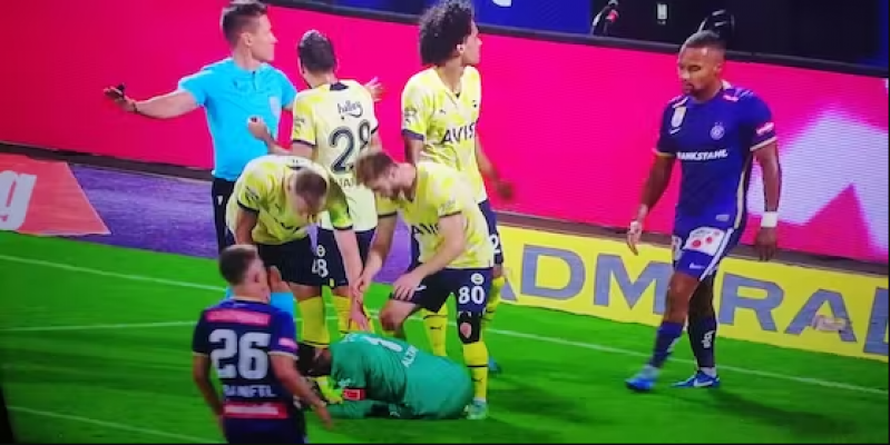 Fenerbahce-Tormann mit Wurfgeschoss abgeschossen