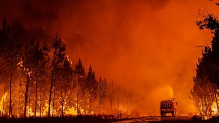 Feuerwehr in Frankreich bekämpft “Monster”-Waldbrand bei Bordeaux