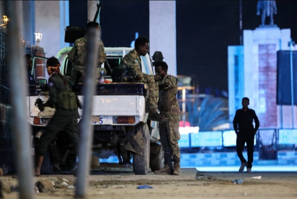 Somalische Streitkräfte kämpfen um ein Ende der tödlichen Hotelbelagerung in Mogadischu