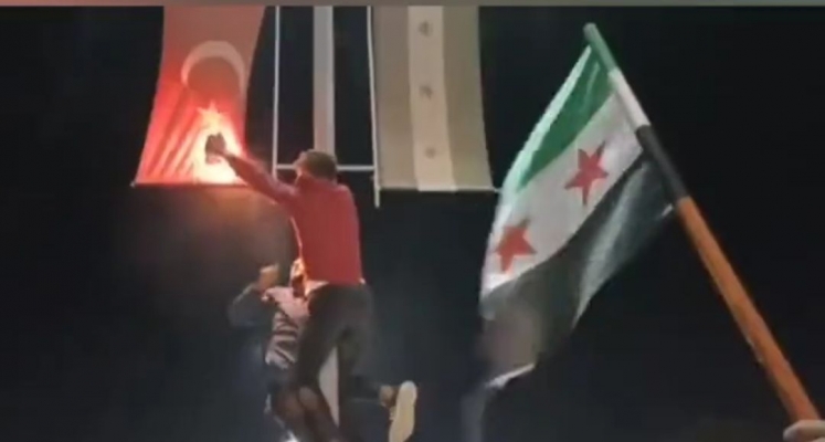 Suriye’de binlerce muhalif, Türkiye’yi protesto etmek için sokaklara çıktı