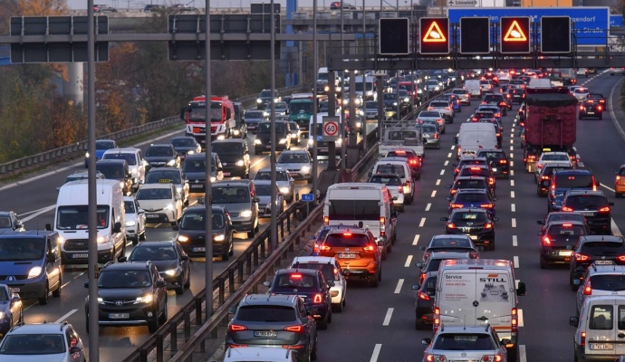 83,24 milyon nüfuslu Almanya’da 48,5 milyon kayıtlı araç var