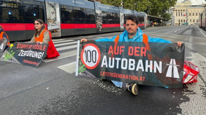 Çevreciler Parlamento önündeki yolu trafiğe kapattı