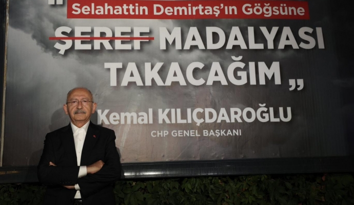 Kılıçdaroğlu, kendisini hedef gösteren afişin önünde poz verdi