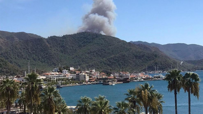 Marmaris’teki yangını söndürmeye giden helikopter düştü