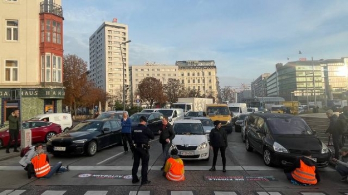 Çevreciler Viyana-Prater’de trafiği kestiler