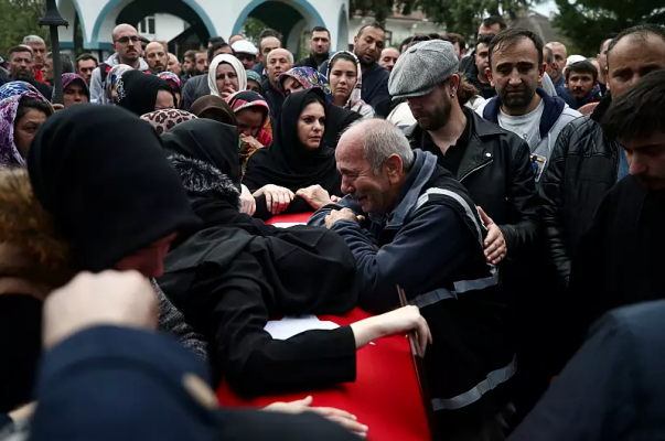 Maden ocağındaki patlamada hayatını kaybeden işçiler defnediliyor