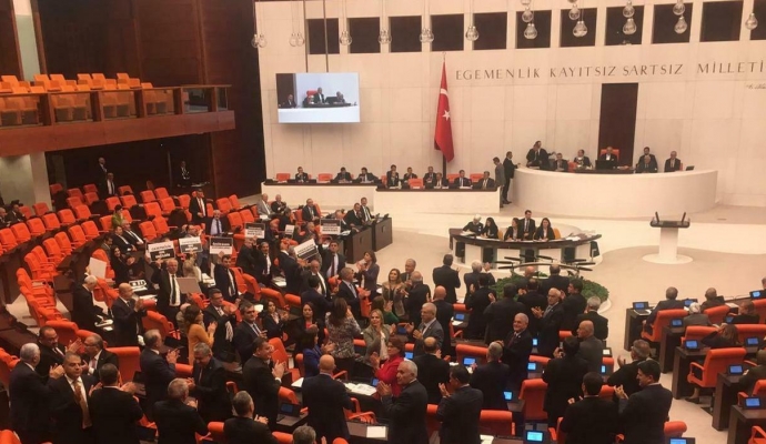Sosyal medya yasa tasarısı Meclis’ten geçti