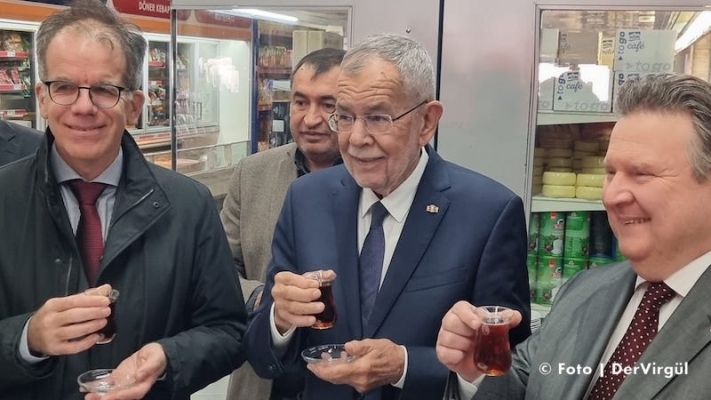 Van der Bellen besucht vor Hofburg-Wahl Markt in Inzersdorf in Wien