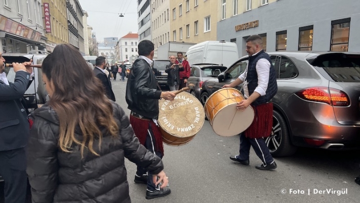 Viyana’da davullu zurnalı, evden gelin çıkarma geleneği