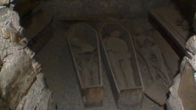 Kiliseden 800 Yıllık Haçlı Askeri Mumyasının Başı Çalındı