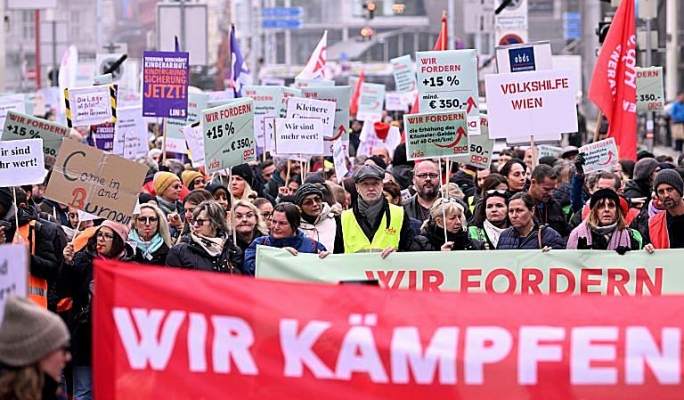 Çalışanlar, toplu iş sözleşmelerine destek için Viyana’da sokağa çıktı