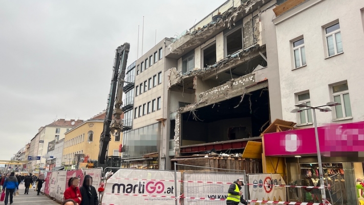 Favoriten Caddesi’nde meraklı bakışların gölgesinde bir inşaat başladı