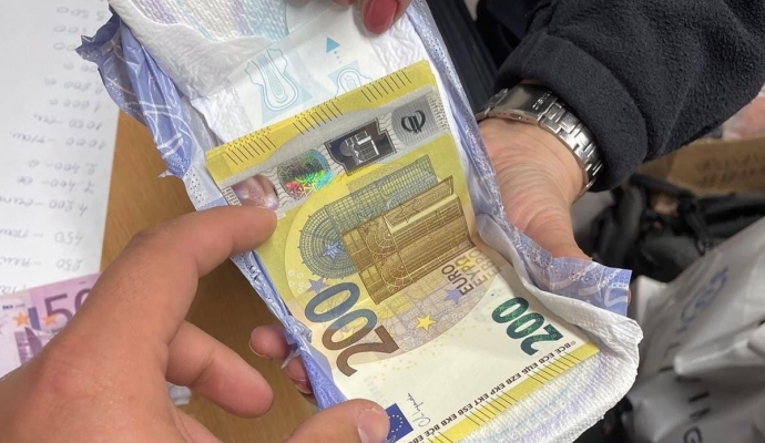 Hijyenik pedlerin içinde 64.300 Euro yakalandı