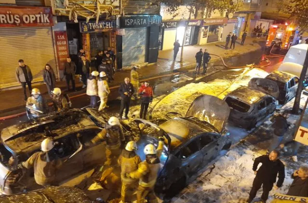 İstanbul’da park halindeki bir araçta meydana gelen patlama sonucu yangın çıktı